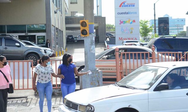 Semáforos para peatones inoperantes en vías