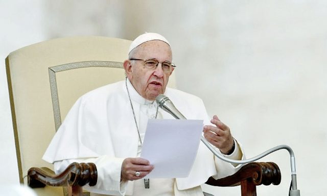 El papa critica el «desierto de humanidad» al que se enfrentan los refugiados