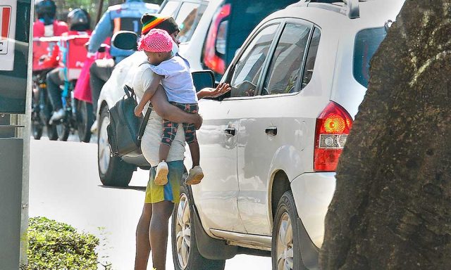 Madres haitianas pedigüeñas vuelven al ruedo en la ciudad