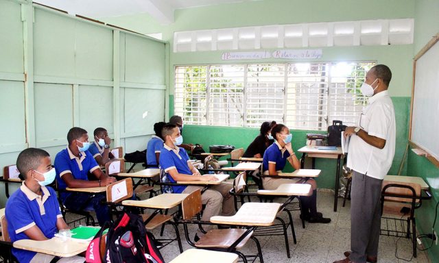 Autoridades evalúan reinicio de clases por aumento de casos de COVID-19