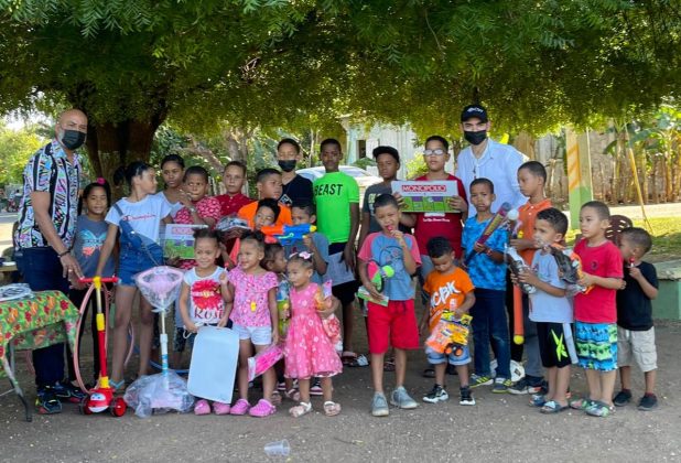 Cientos de niños reciben juguetes el día de Reyes en La Bahía de Manzanillo