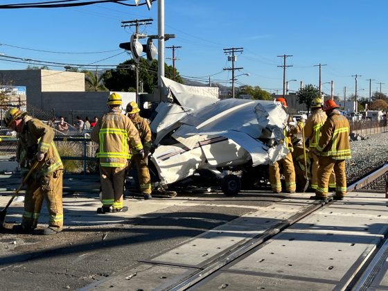 Rescatan piloto de una avioneta que aterrizó de emergencia segundos antes de ser arrollado por un tren