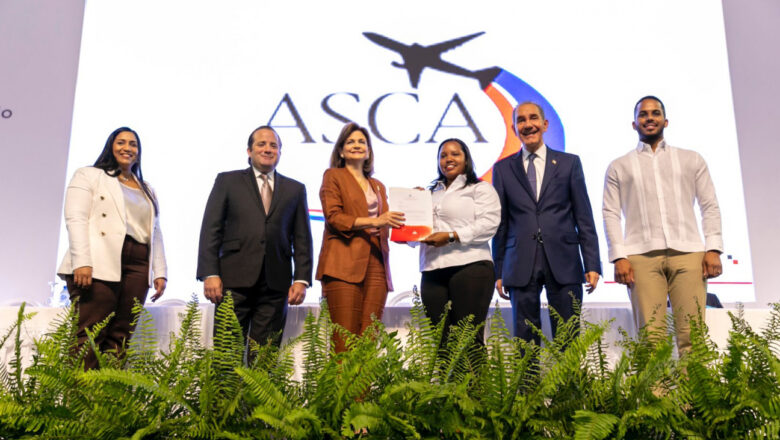 Vicepresidenta Raquel Peña encabeza acto de entrega de 10,000 becas