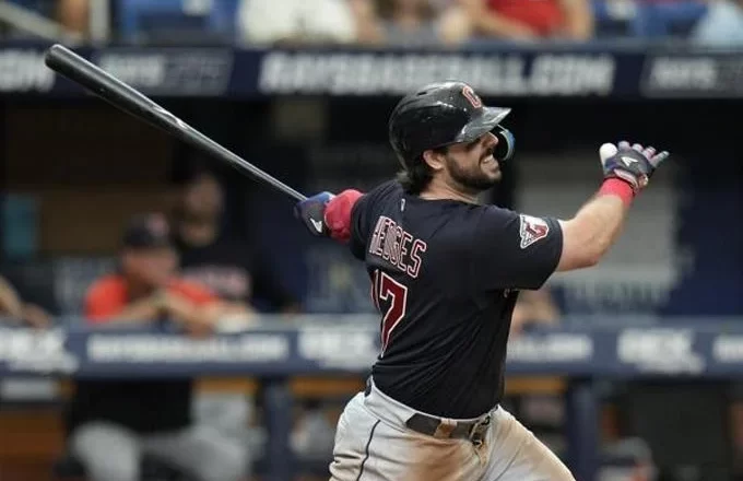 Austin Hedges, de los Guardianes, conecta el batazo ganador