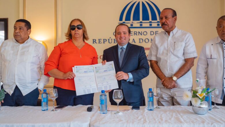 Ministro Paliza entrega aportes en San Cristóbal dirigidos al sector deportivo, social y agropecuario