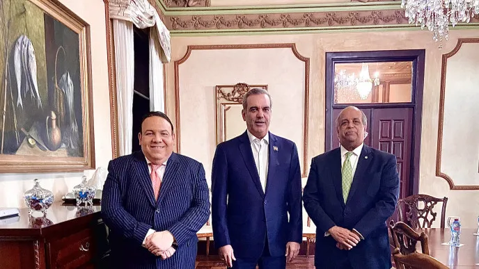 Presidente Abinader recibe Academia Dominicana de la Historia