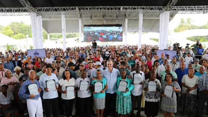 Gobierno entrega 1,060 títulos de propiedad en Villa Central de Barahona