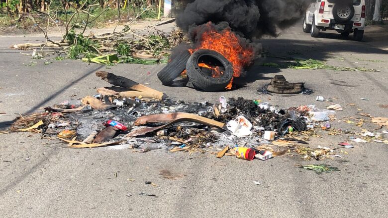 Inician huelga en demanda de varias obras en Licey al Medio, Santiago