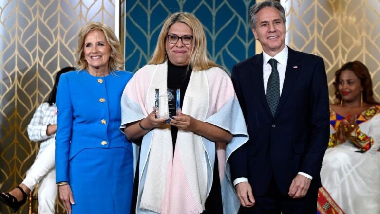 Jill Biden premia a once mujeres «valientes» de todo el mundo