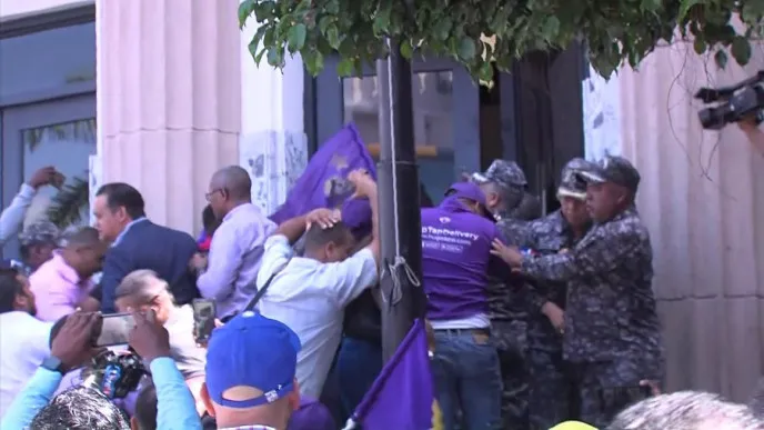 Militantes del PLD rompen puerta del Palacio de Justicia en apoyo a exfuncionarios presos