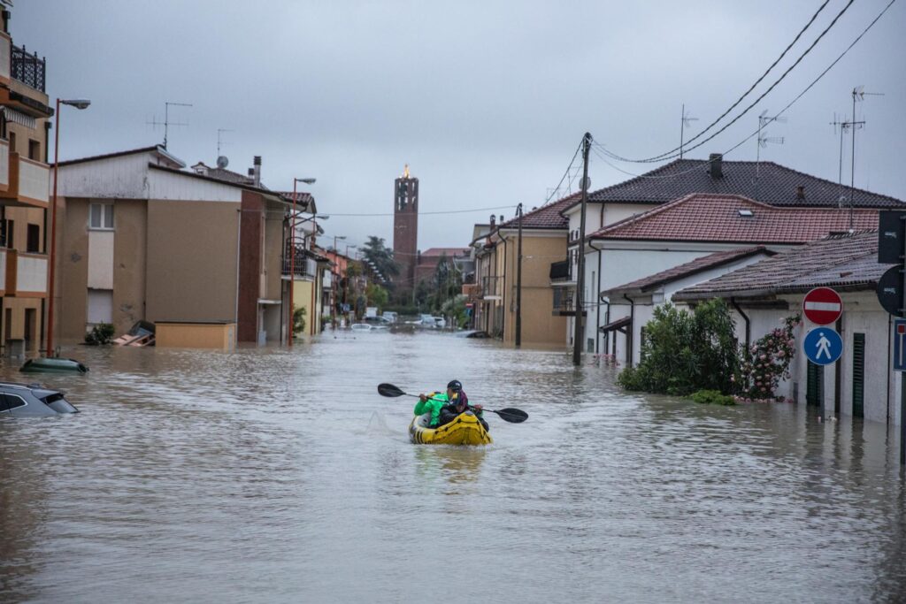 Al menos 5 muertos, 5,000 evacuados y enormes destrozos en inundaciones en Italia