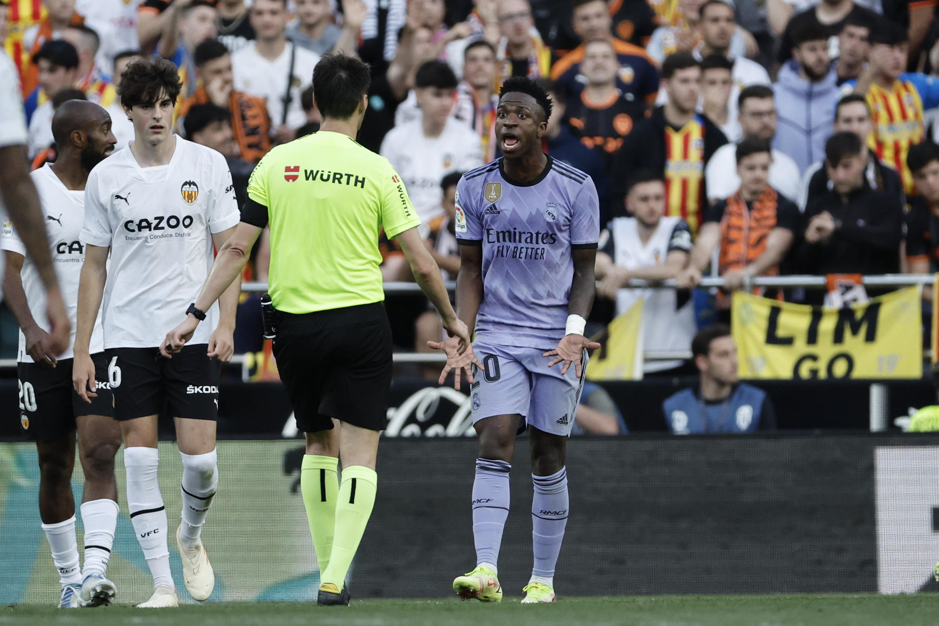 Vinícius es llamado a declarar el 27 de junio por los insultos racistas recibidos en Mestalla