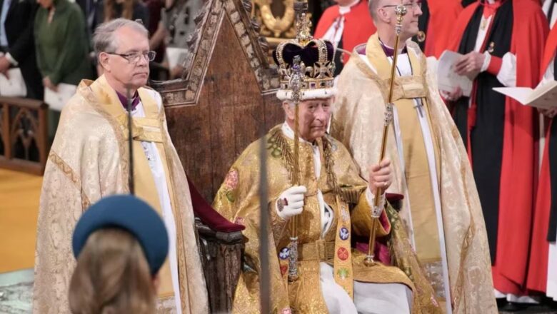 El prelado de Canterbury, Justin Welby, colocó la lujosa corona de San Eduardo del siglo XVII en la individuo del monarca.