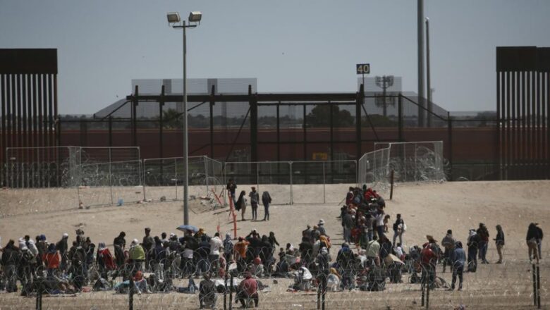 Estados Unidos detiene a miles de migrantes en El Paso antaño de que finalice la deportación exprés