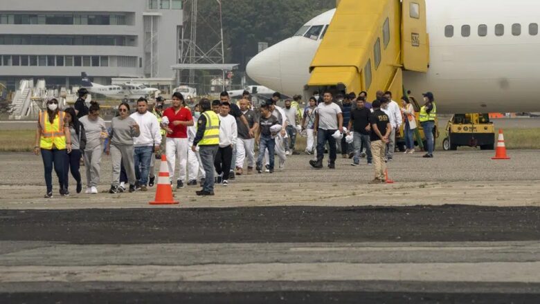 Estados Unidos envía tres vuelos con deportados a Guatemala horas posteriormente del fin del Título 42