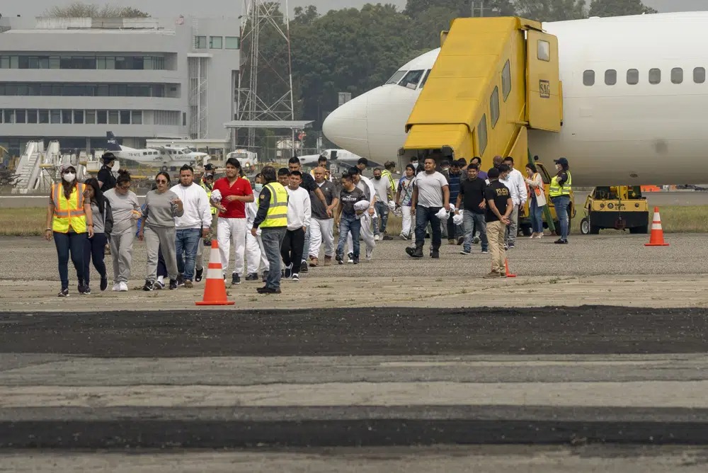 Estados Unidos envía tres vuelos con deportados a Guatemala horas después del fin del Título 42