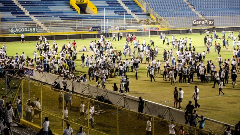 Estampida en partido de fútbol deja varios muertos en El Salvador