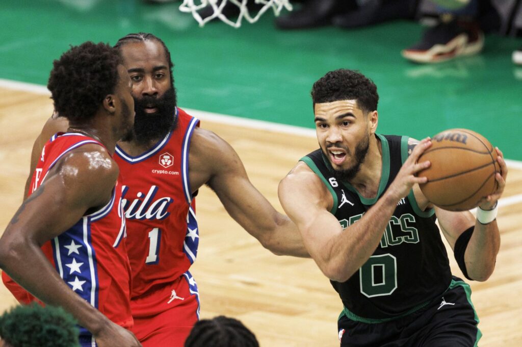 Harden y los 76ers fulminan a los Celtics en primer juego de semifinales