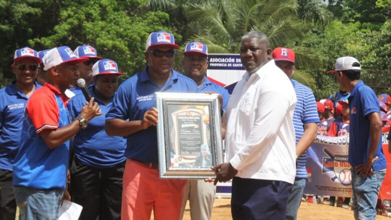 La Asociación de Béisbol de Santo Domingo reconoce a personalidades en el inicio de sus torneos municipales Copa Seabord Sub-6 y Sub-8