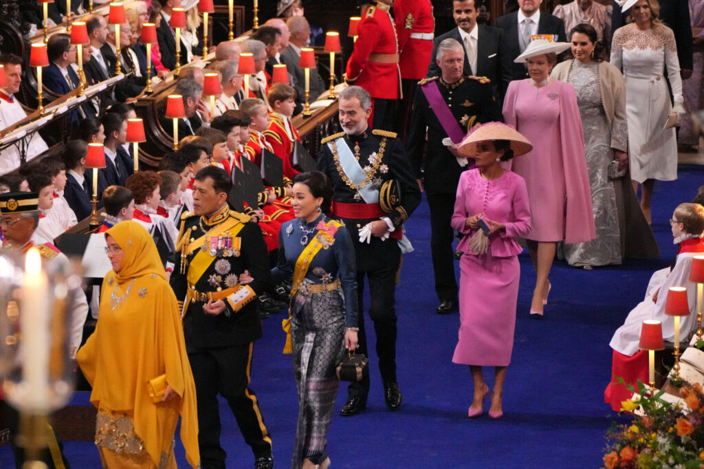 La alfombra real más impresionante: todos los looks de la coronación de Carlos III