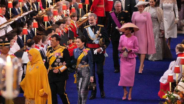 La alfombrilla verdadero más impactante: todos los looks de la coronación de Carlos III