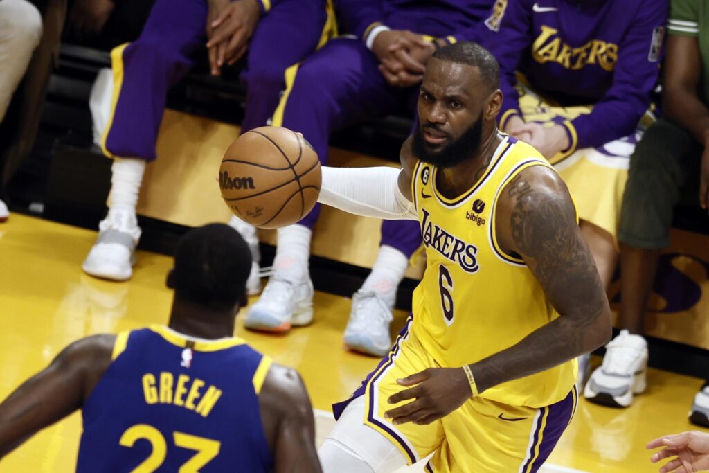 Lakers derrotan a los Warriors, que quedan al borde de la eliminación