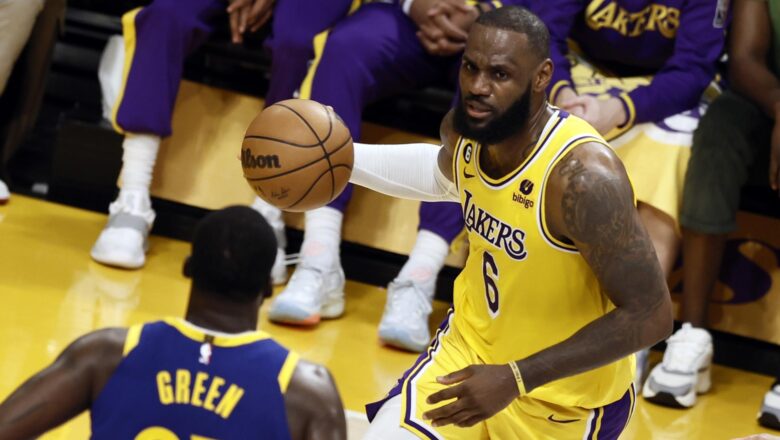 Los Lakers derrotan a los Warriors, que están al borde de la aniquilación