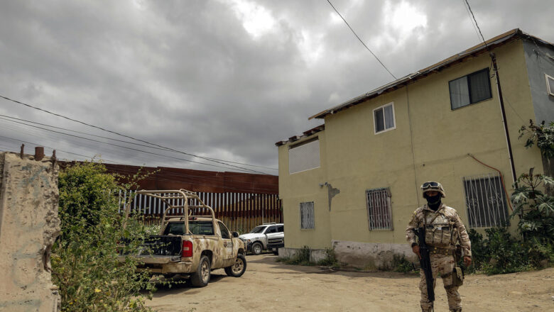 Las autoridades encuentran un túnel de drogas cerca del pared fronterizo que conecta a Tijuana con Estados Unidos.