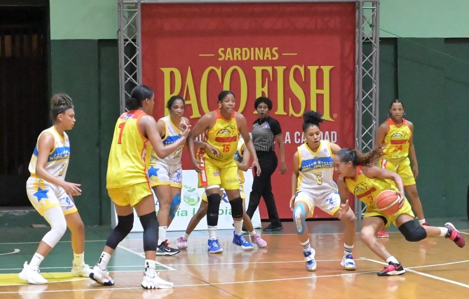 Mauricio Báez triunfa en la final distrital de alto baloncesto femenino