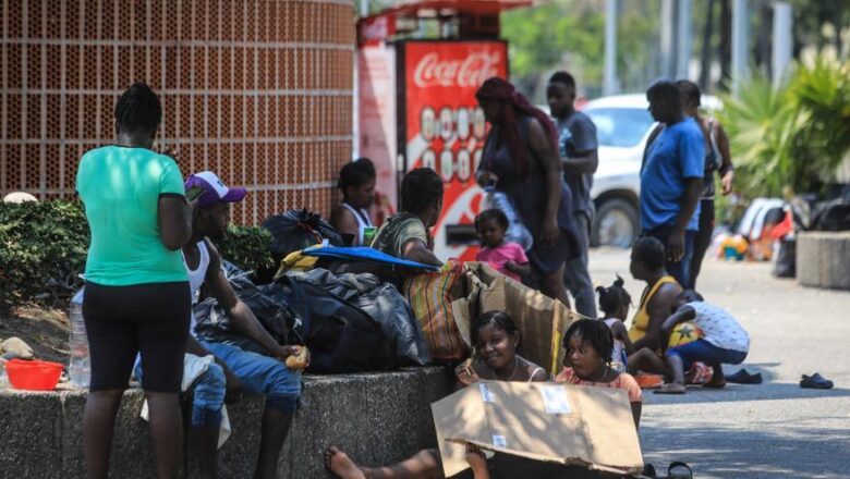 Migrantes haitianos quedan varados en Acapulco en el Pacífico mexicano