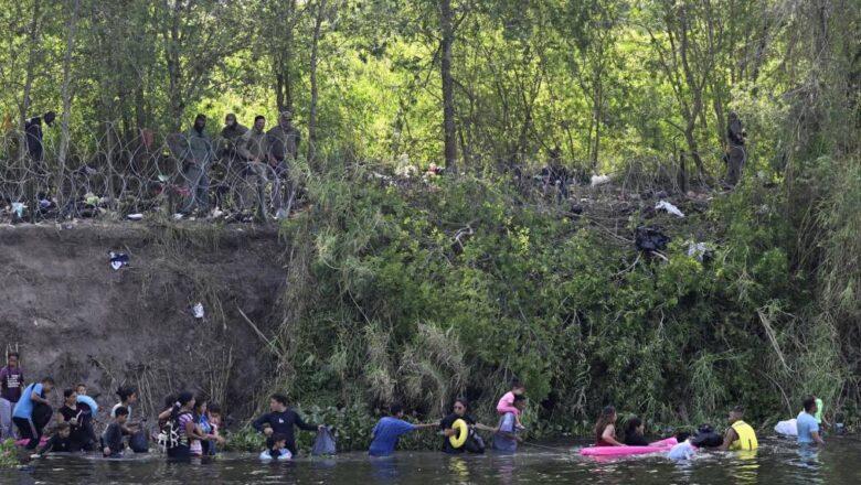 Militares de EE.UU. bloquean entrada de migrantes por el Río Bravo