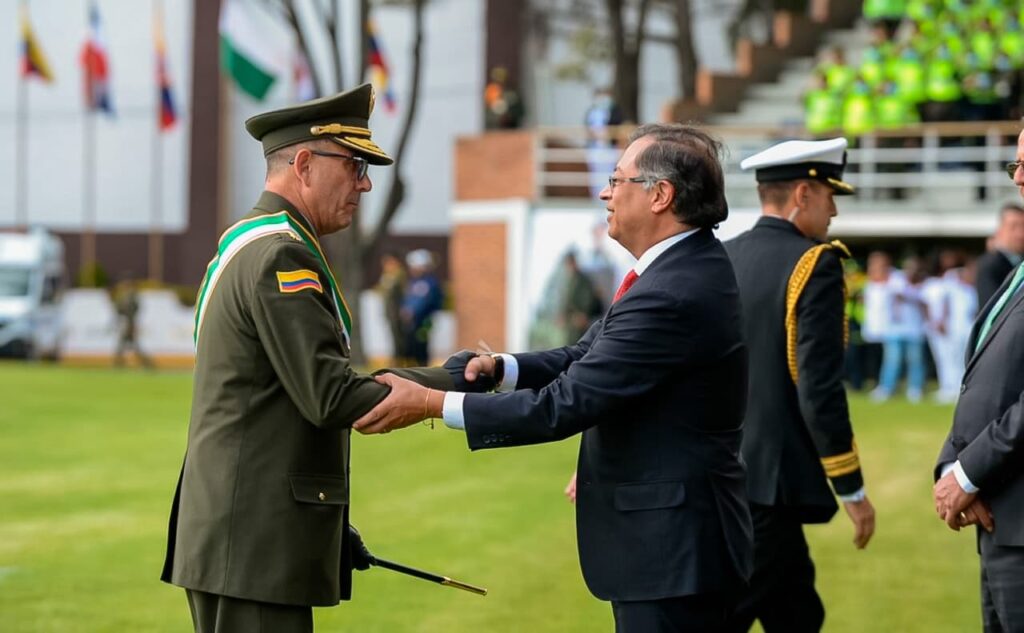 Petro instala al nuevo director de la policía colombiana y pide "osadía" en su gestión