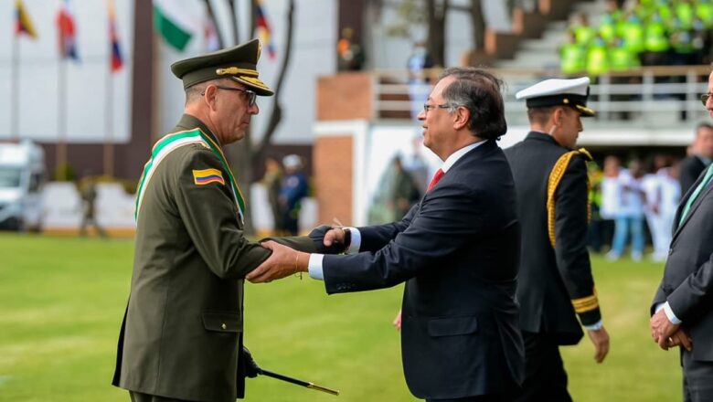 Petro instala al nuevo director de la policía colombiana y pide «osadía» en su administración