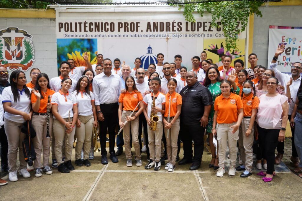 La banda Escolar del Liceo del Corozo juntó al senador Carlos Gómez, Raúl Di Blasio, el Dr. Ramón Tallaj, Pedro Paulino director del Liceo y Deyanira Ovalles encargada de cultura de Moca.