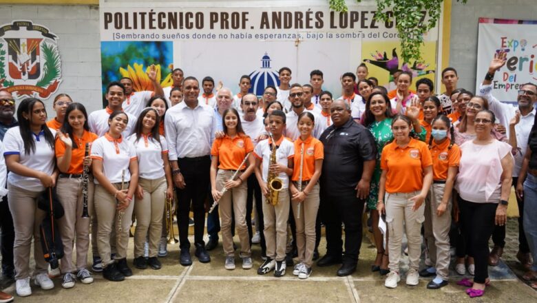 Raúl Di Blasio recibe la bienvenida del senador de recepción en el MOCA