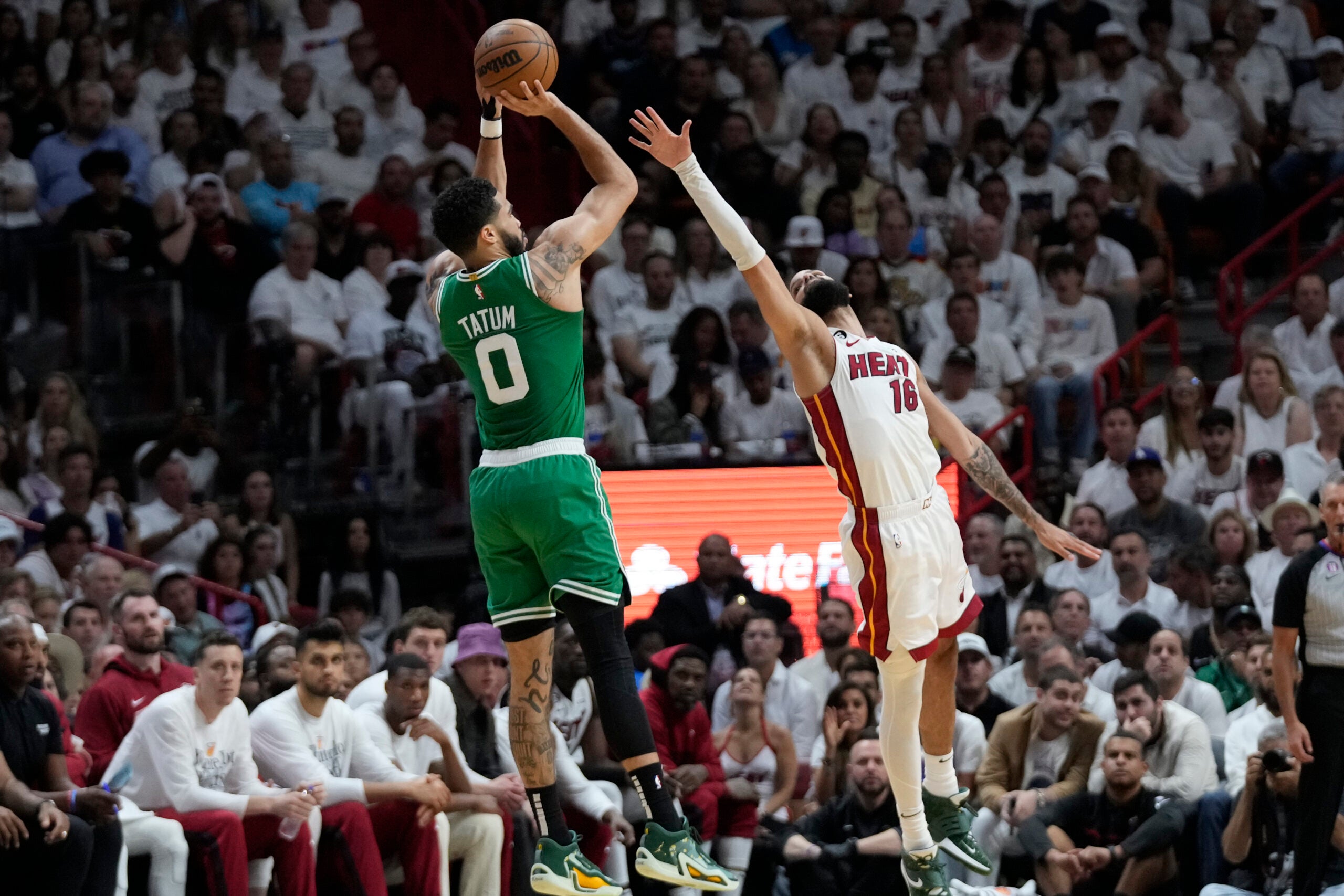 Los Celtics alargan su vida ante los Heat y se llevan la serie a Boston