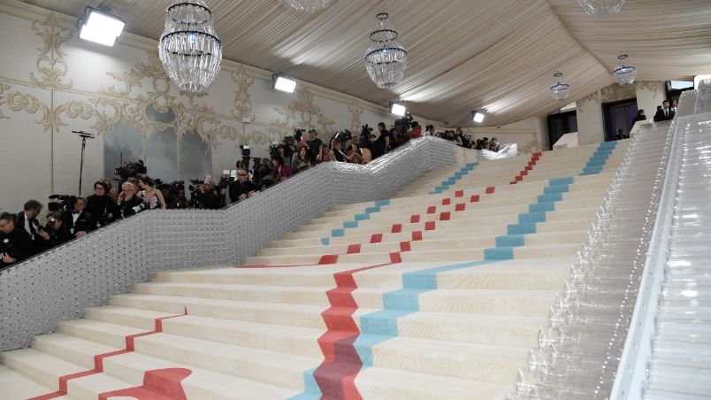 Una cucaracha desfila por la alfombra roja de la Met Gala