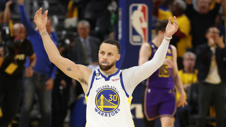 El triple inútil de Curry delante LeBron en la triunfo de los Warriors