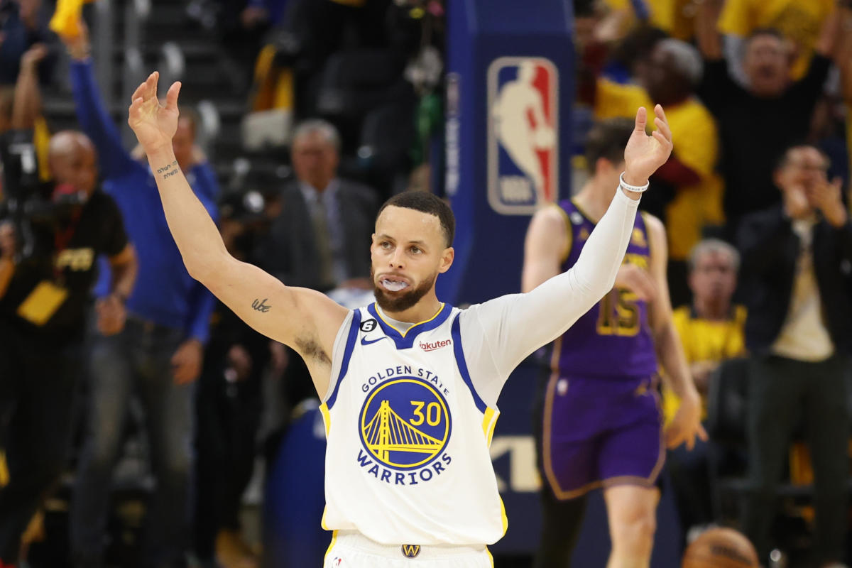 El triple imposible de Curry ante LeBron en la victoria de los Warriors