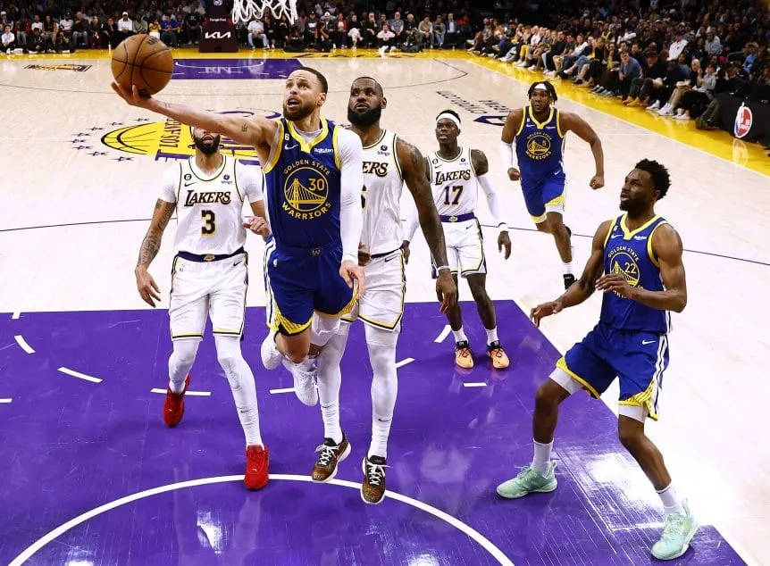 Los Lakers barren a los Warriors y toman la delantera en los playoffs de la NBA