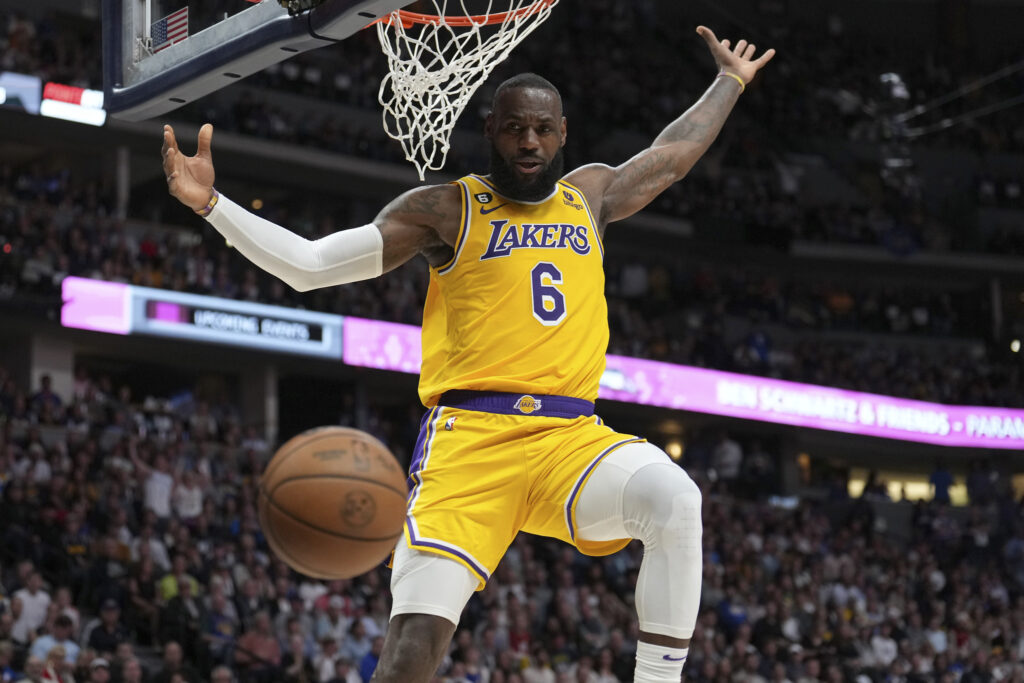 Video: El increíble blooper de LeBron en la derrota de Lakers