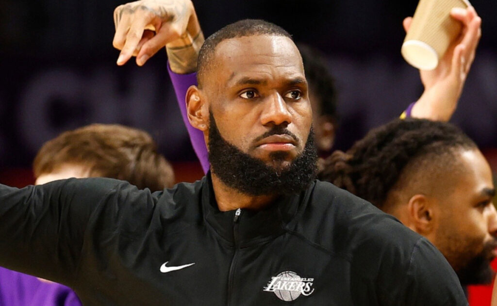 LeBron explicó por qué saltó por encima de los fanáticos de Lakers