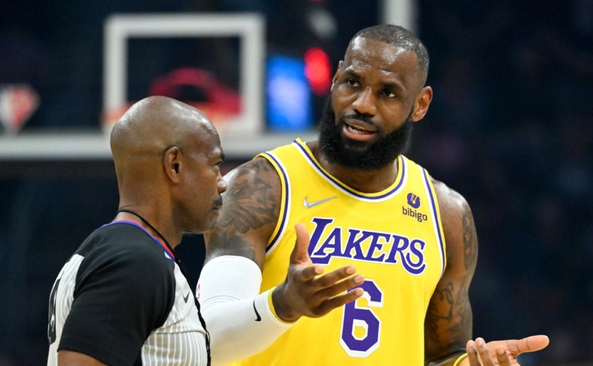 Prueba de que LeBron habría pedido ayuda a un árbitro