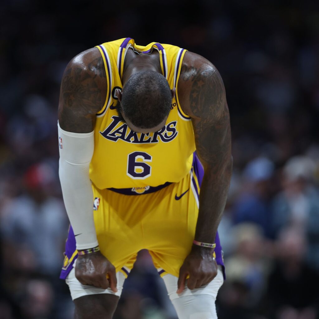 Video: El increíble error viral de LeBron en la derrota de los Lakers