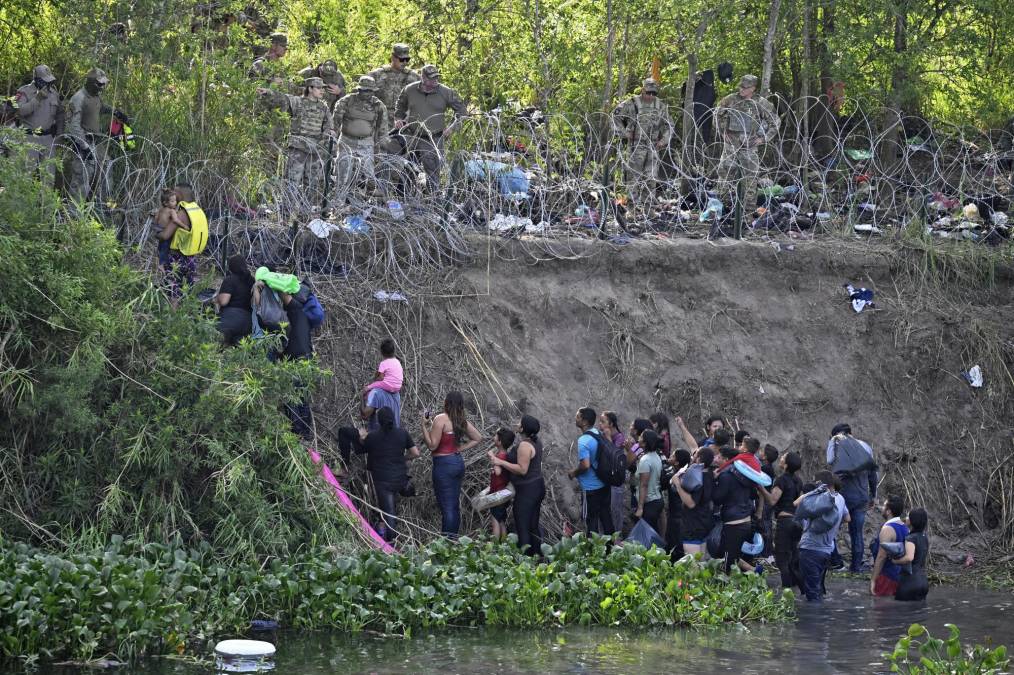 Militares de EE.UU. bloquean entrada de migrantes por el Río Bravo