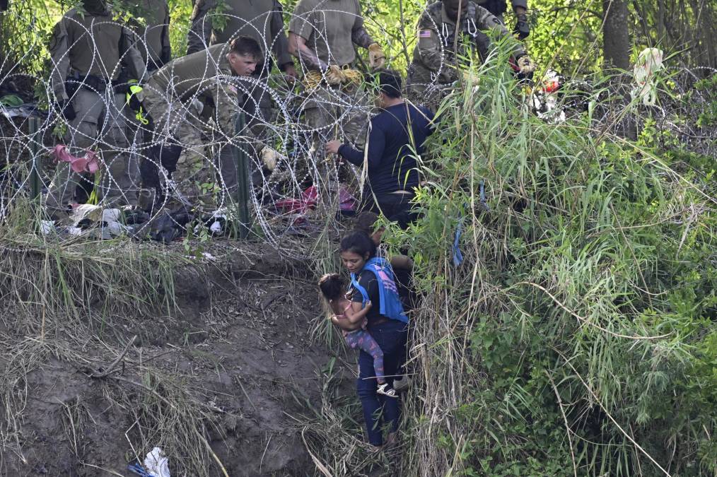 Militares de EE.UU. bloquean entrada de migrantes por el Río Bravo