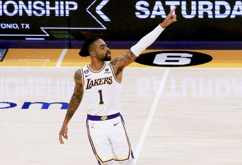 Los Lakers barren a los Warriors y toman la delantera en los playoffs de la NBA