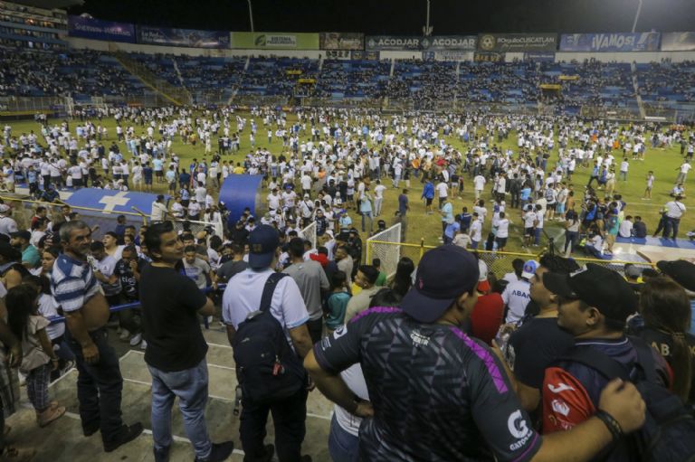 Estampida en partido de fútbol deja varios muertos en El Salvador