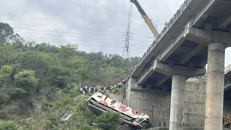 Choque de autobús: 10 muertos y 55 heridos en Cachemira, India