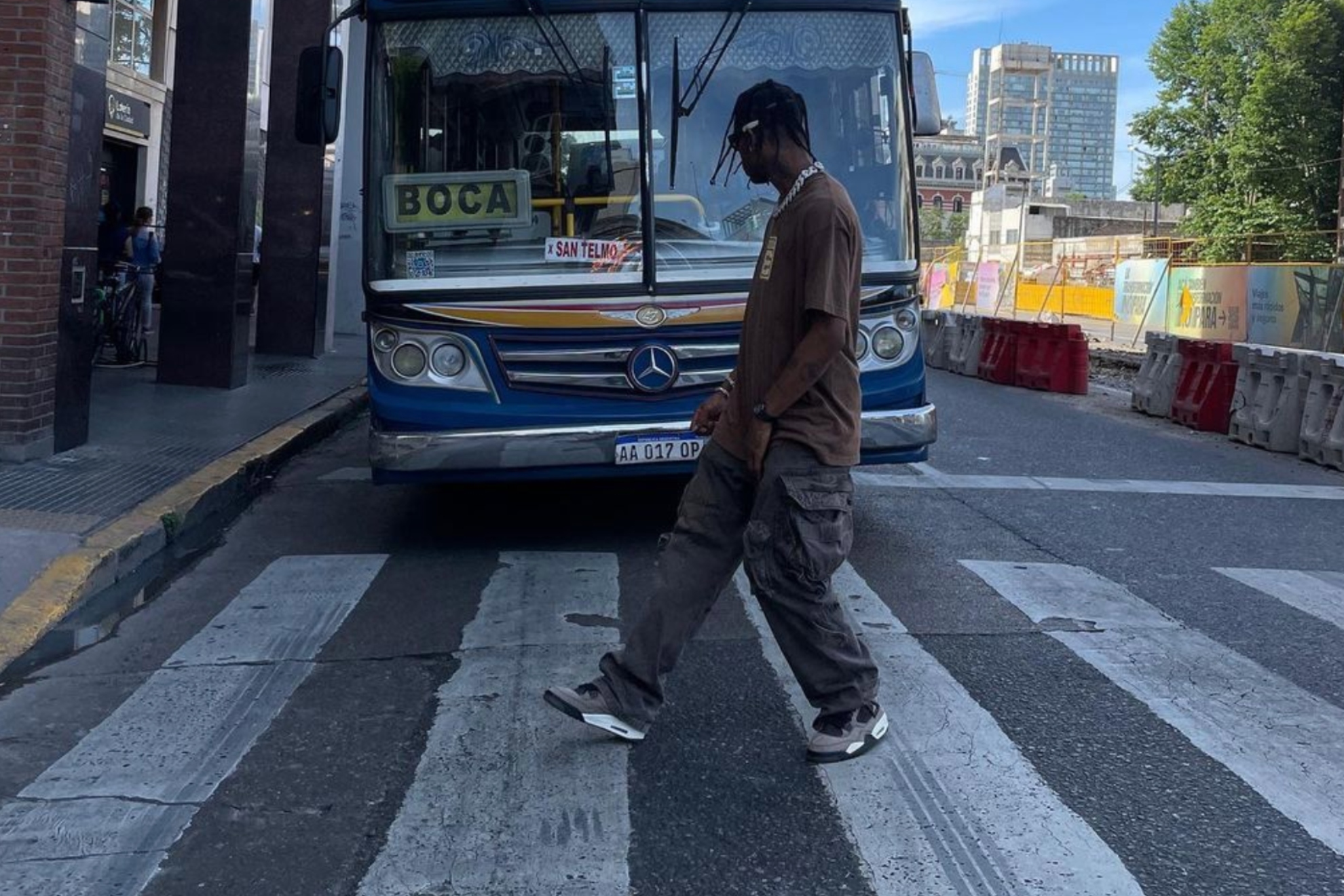 Travis Scott intenta recrear la icónica foto de los Beatles de Abbey Road London |  Marca